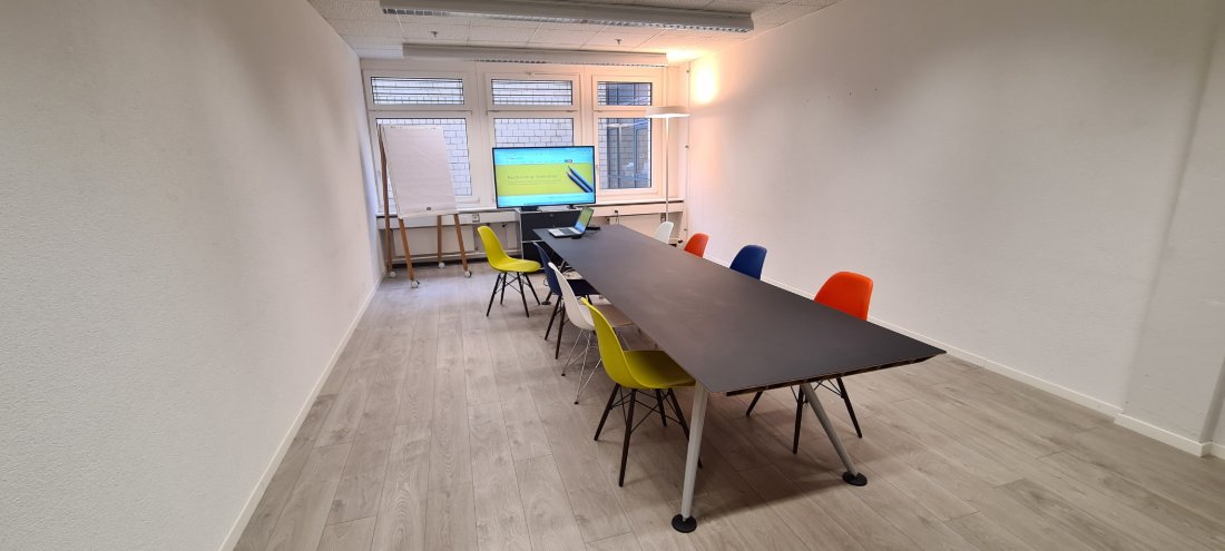 Meeting room with colourful chairs, Mägenwil Business Park
